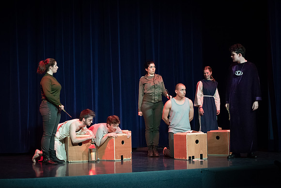 Les Petits Dieux - Comedia Dell ESSEC - 2039