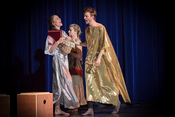 Les Petits Dieux - Comedia Dell ESSEC - 2060