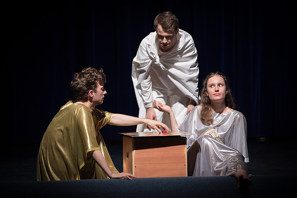 Les Petits Dieux - Comedia Dell ESSEC - 2062