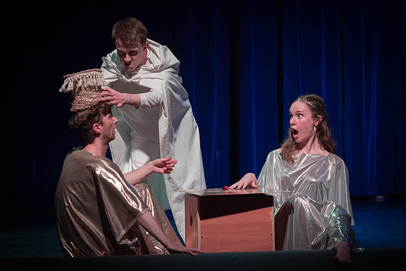Les Petits Dieux - Comedia Dell ESSEC - 2063