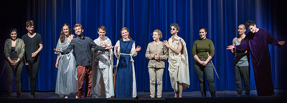 Les Petits Dieux - Comedia Dell ESSEC - 2067